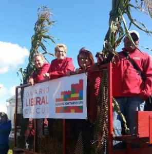 Premier Kathleen Wynne gives the thumbs up when she spots a Food & Water First sign